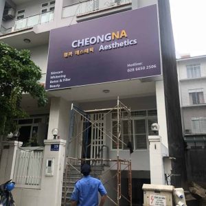 Thi công bảng hiệu alu chữ nổi mica chuyên nghiệp