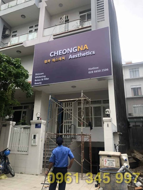 Thi công bảng hiệu alu chữ nổi mica chuyên nghiệp