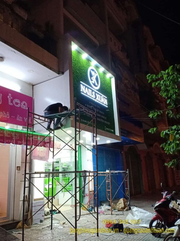Bảng hiệu mica giá rẻ