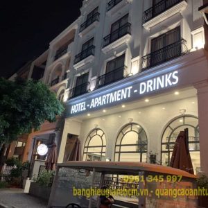 Biển hiệu chữ nổi mica gắn led âm cho khách sạn