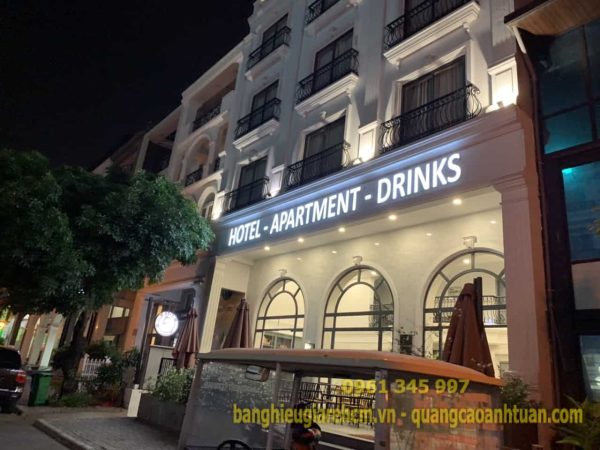 Biển hiệu chữ nổi mica gắn led âm cho khách sạn