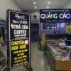 Biển hiệu chữ nổi hắt sáng chân