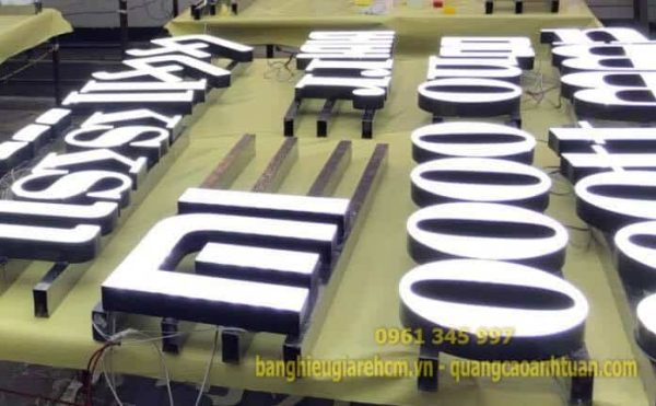 Làm biển quảng cáo chữ nổi mica gắn đèn led tại Quảng cáo Anh Tuấn