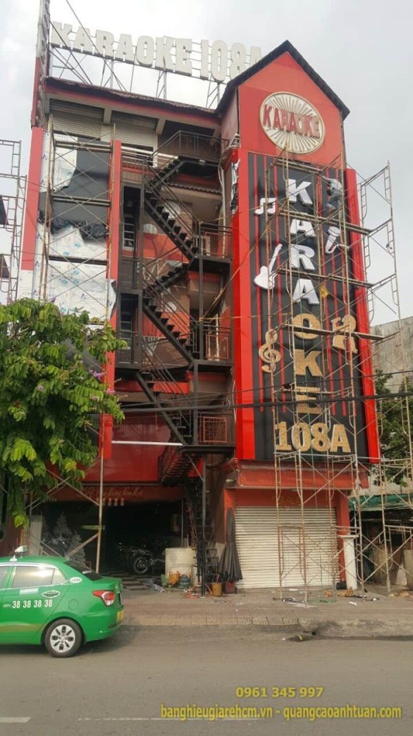 Biển ốp Alu gắn chữ nổi quán Karaoke