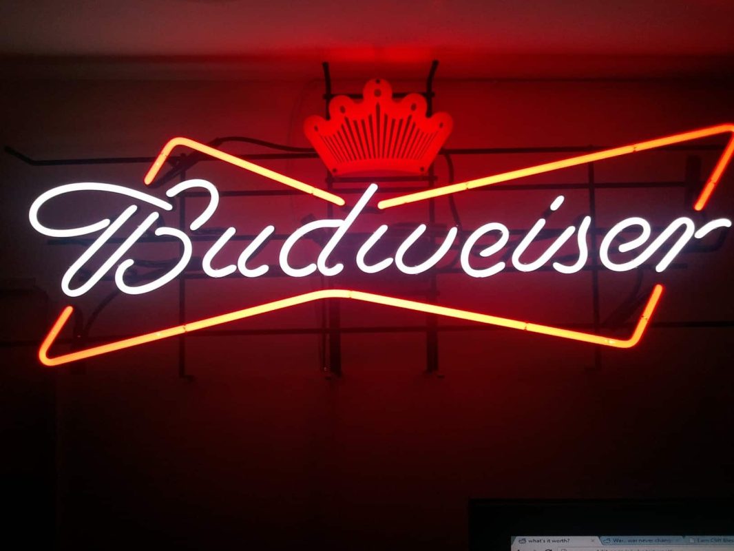 Bảng hiệu neon trong nhà