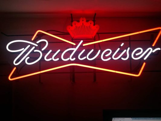 Bảng hiệu neon trong nhà