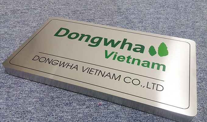 Giá bảng tên công ty in uv