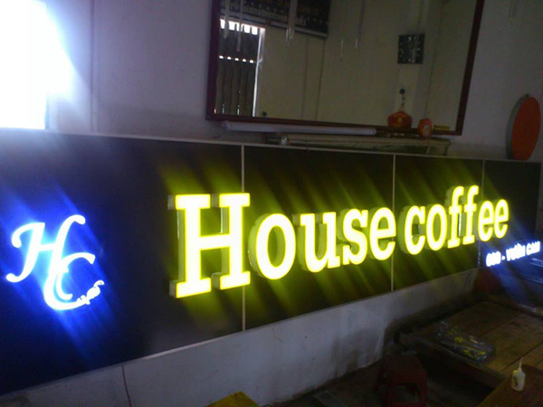 Lợi ích của bảng hiệu chữ nổi Alu chiếu sáng