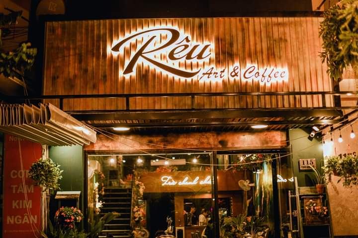 Cách phối biển hiệu trên mặt tiền quán cafe