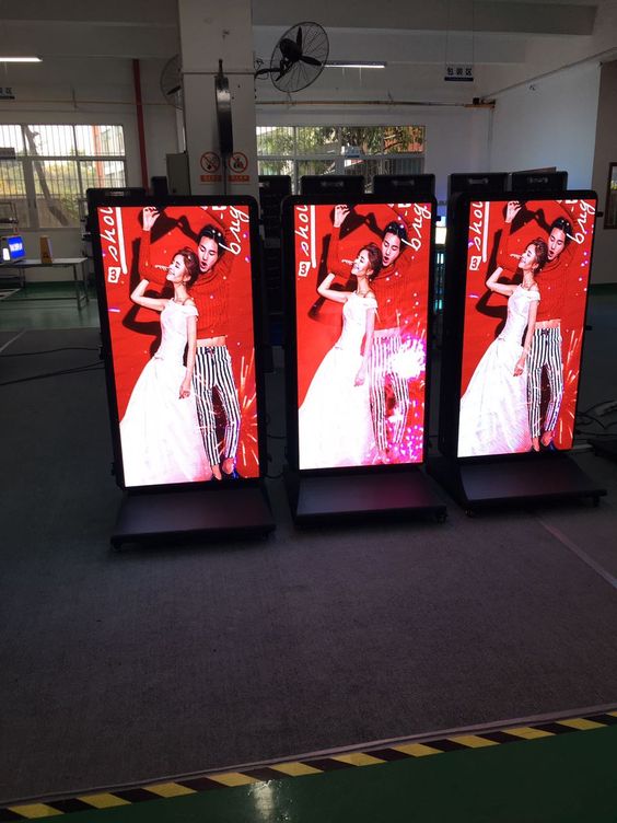 Báo giá standee màn hình LED chính hãng giá rẻ